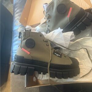 Palladium Women's Ankle Boots - Olive and Black